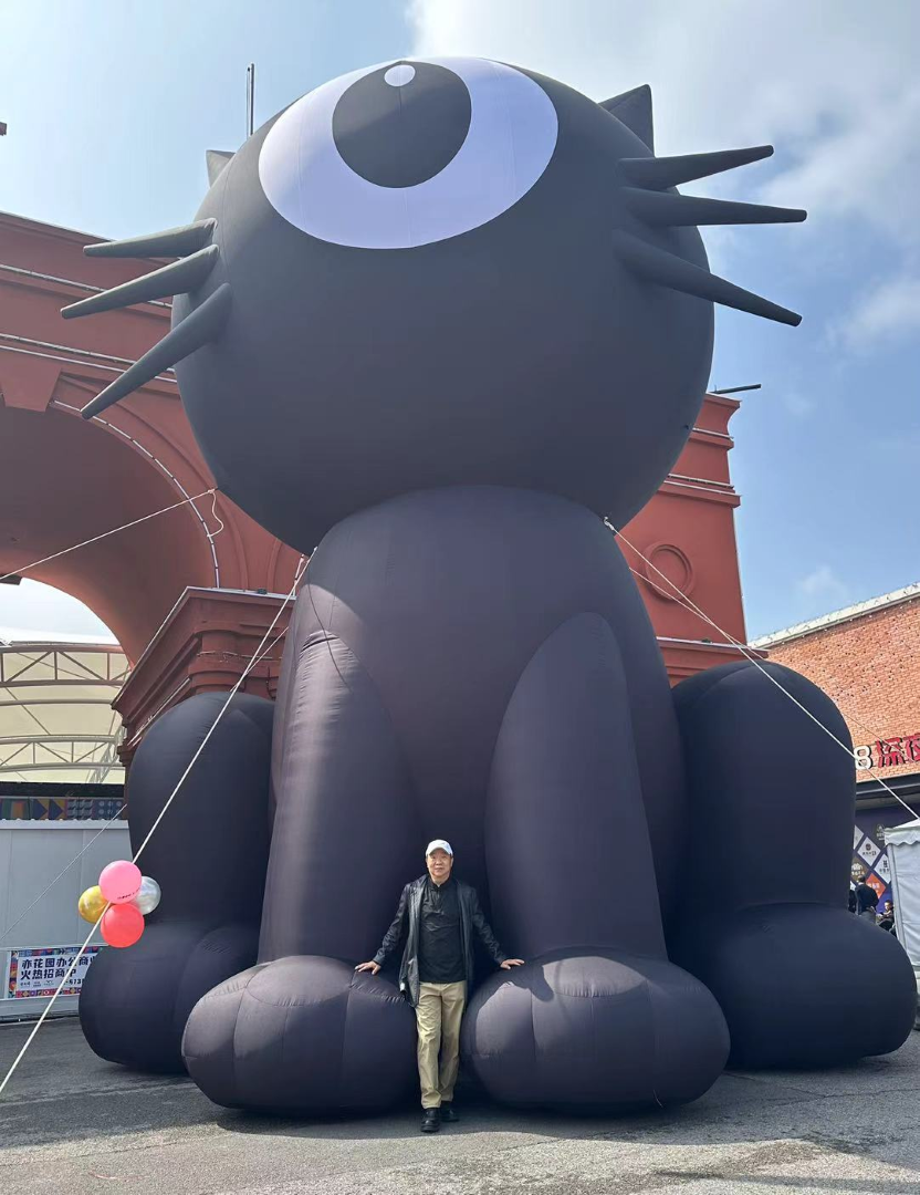 著名艺术家凡悲鲁与他创造的天眼猫装置